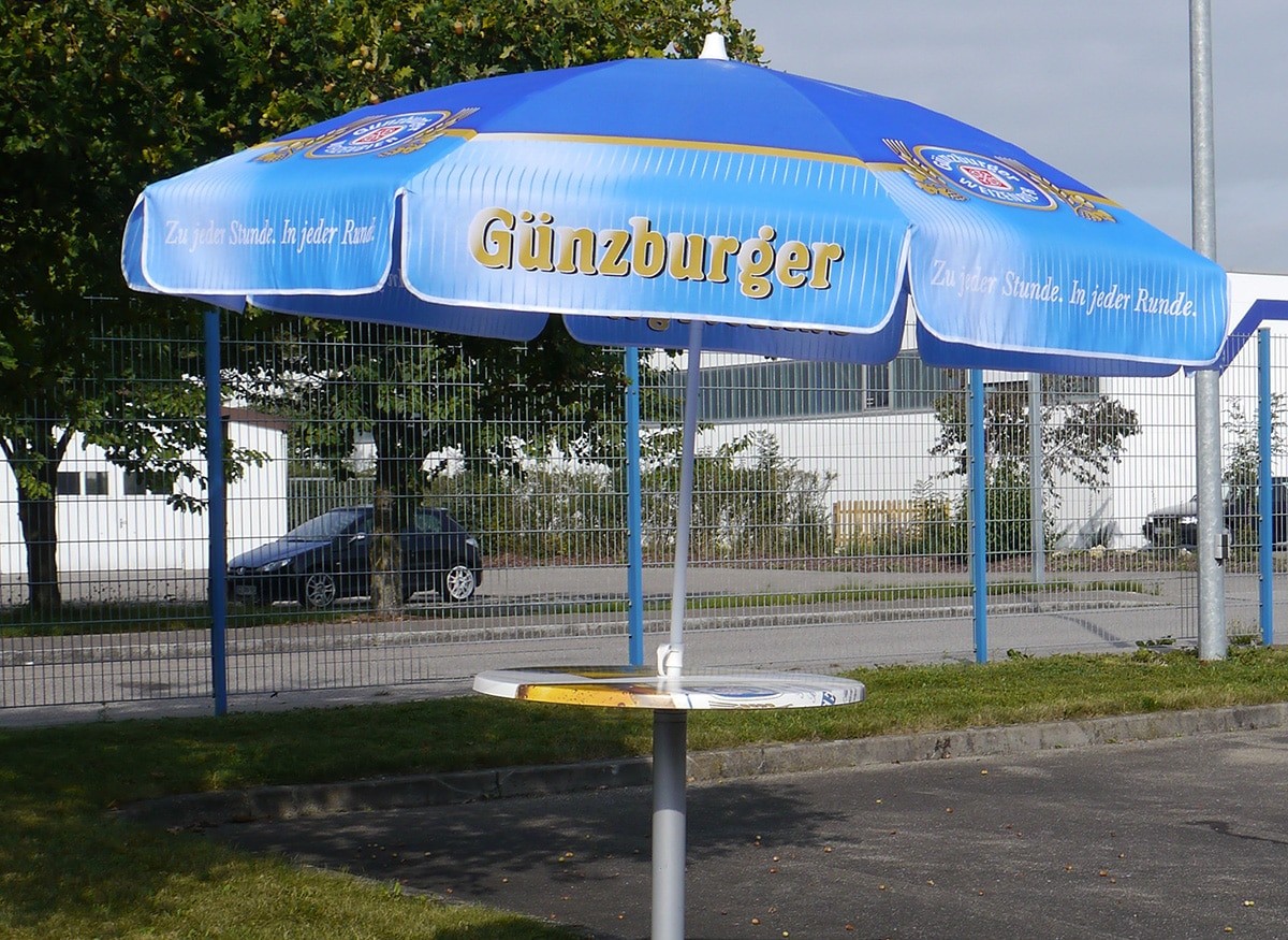Radbrauerei Gebr. Bucher – Günzburger Weizen – Mietservice, Stehtisch mit Schirm